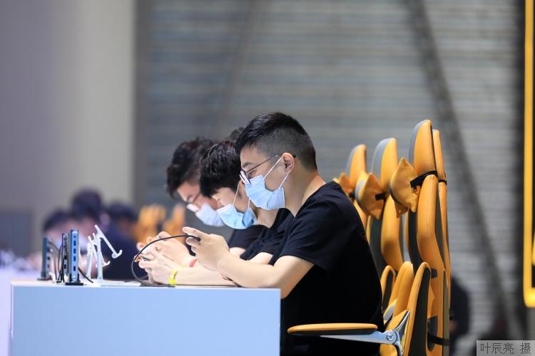 各种网络平台都有青少年模式，真的能防止上瘾吗？